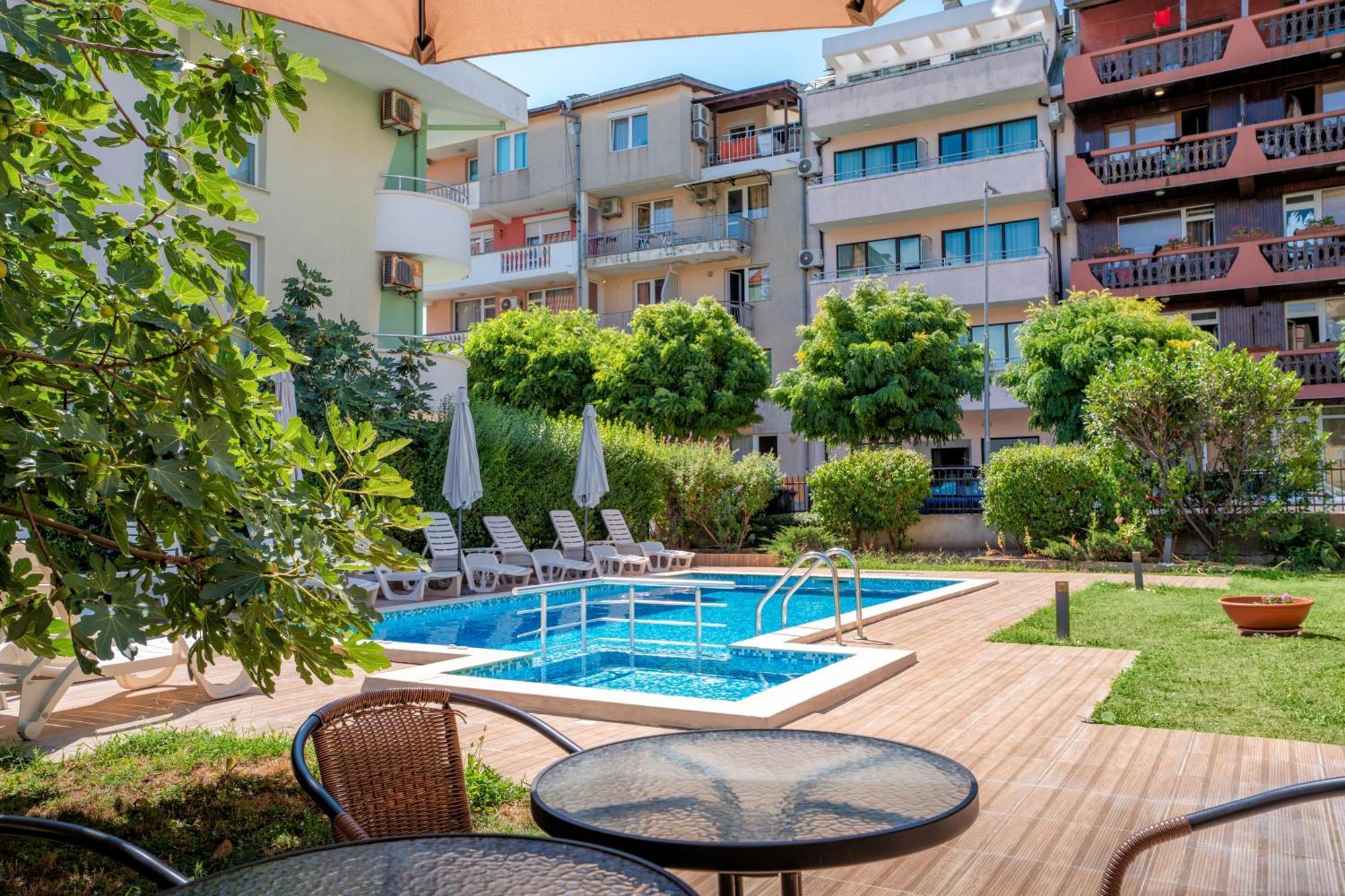 Hotel Milan Primorsko Exterior photo